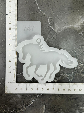 №747 Лошадь глянцевая