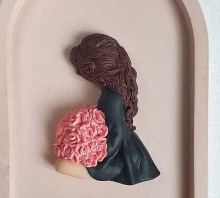 №4013 Девушка с букетом цветов 